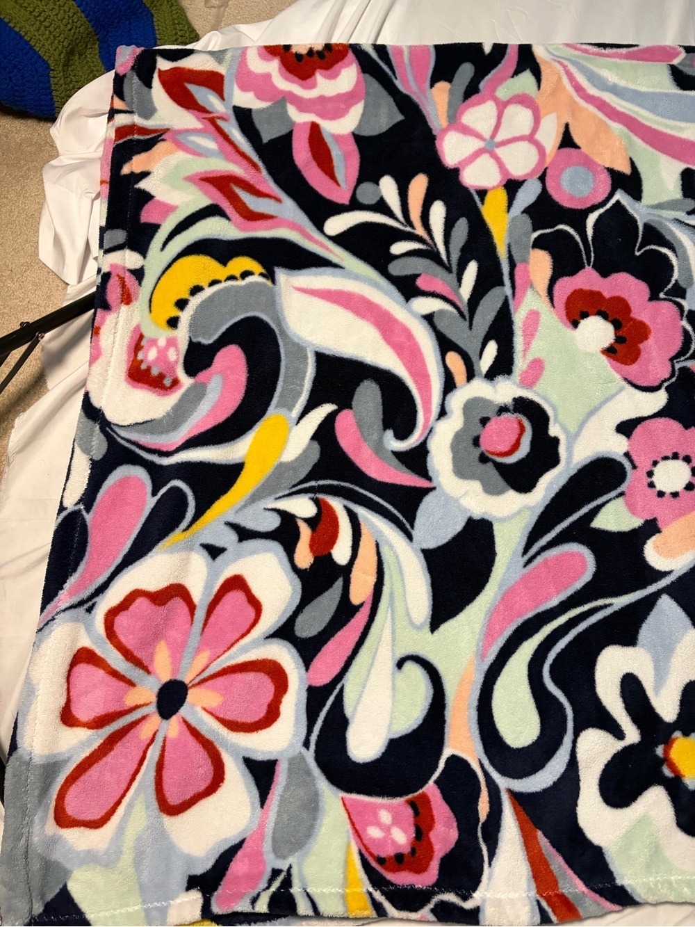 Vera Bradley Plush Throw Blanket Mod Paisley 80" x 50" - Picture 3 of 6